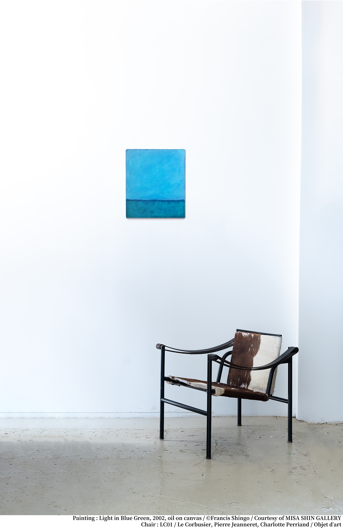 Painting: Light in Blue Green, 2002, oil on canvas / ©Francis Shingo / Courtesy of MISA SHIN GALLERY　Chair: LCO1 / Le Corbusier, Pierre Jeanneret, Charlotte Perriand / Objet d'art