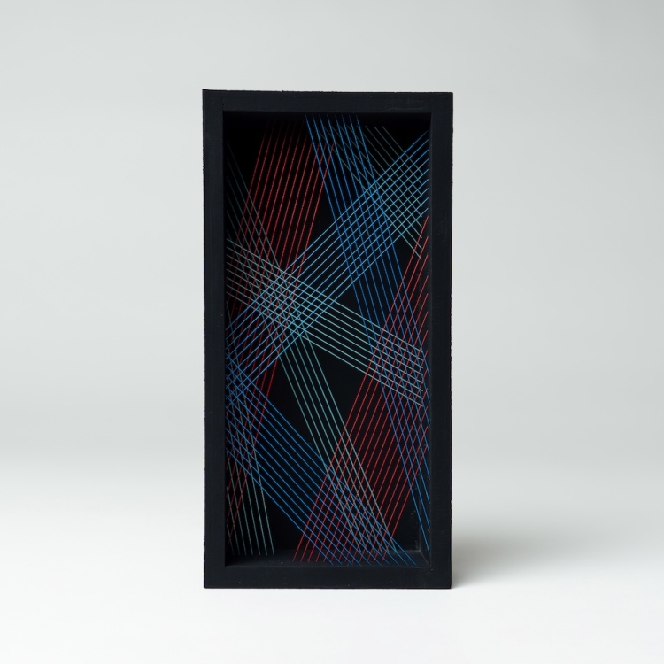 大久保智子　「moire 2502」　2025　糸、塗料、木材　20×10×4cm