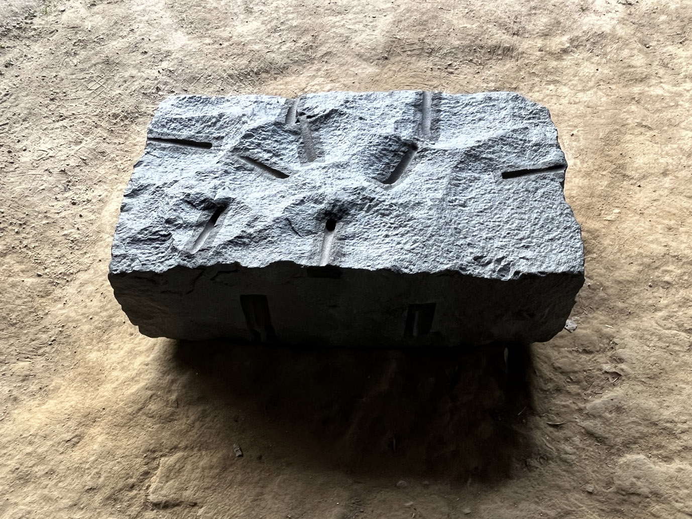 村井進吾 「トキノス2503」 2025 黒御影石 27.0×91.0×56.0cm