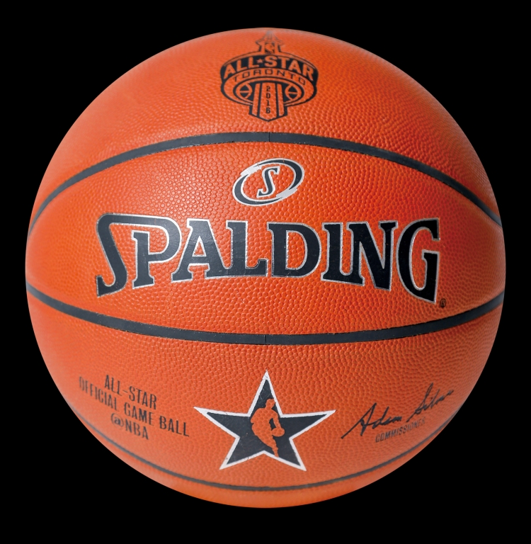 コービー・ブライアント現役最後のNBAオールスターゲーム（2016年）試合開始時のティップオフで実際に使用されたバスケットボール  Photo : © Getty Images