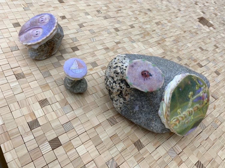 「とらしっぽリバー」(部分）　 stone, gesso, oil, wood (cypress, cedar)　@Mika Kato