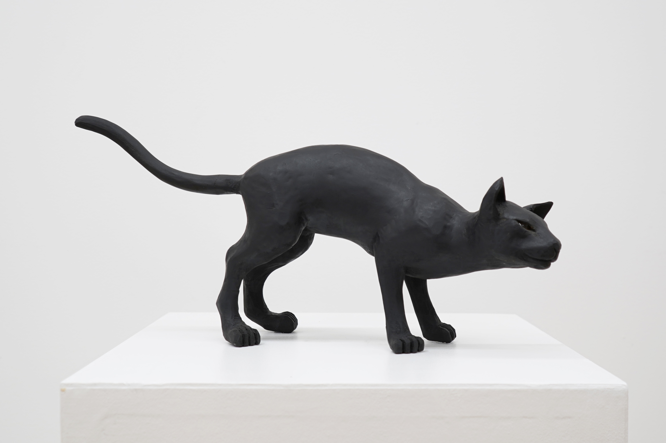 撫で猫, 2005, 24 x 47 x 20 cm, Painted hinoki cypress, crystal