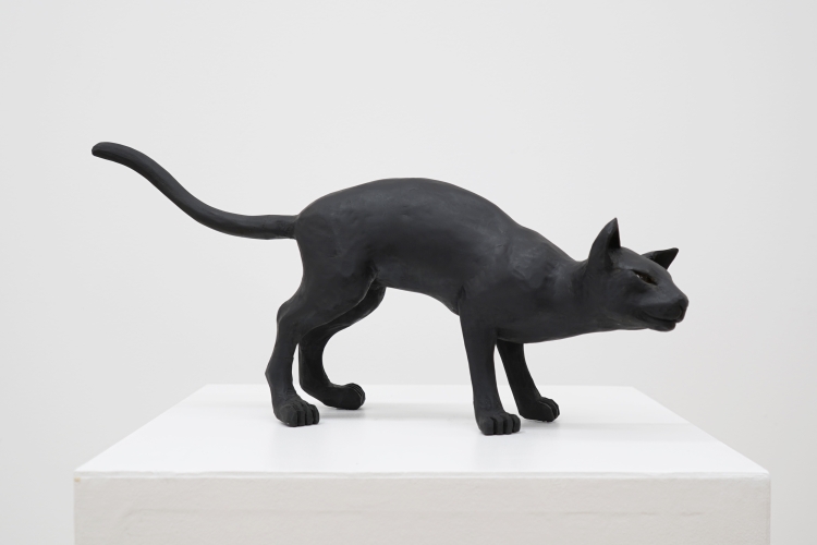 撫で猫, 2005, 24 x 47 x 20 cm, Painted hinoki cypress, crystal